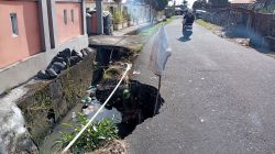 Badan Jalan Kelurahan Akehuda Amruk, Bahayakan Pengendara