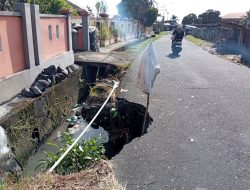 Badan Jalan Kelurahan Akehuda Amruk, Bahayakan Pengendara